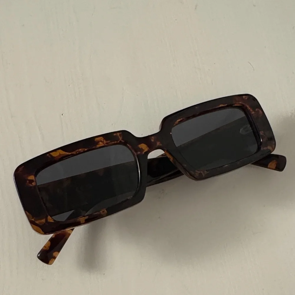 Tortoise Shell Rectangular Sunglasses - Picture 4 of 6